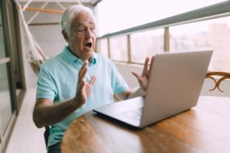 internet meme senior gamer - 『バイオハザード CODE: Veronica』リメイク決定！公式がSNSミームに粋な返信、おばあちゃんはあと1年我慢？