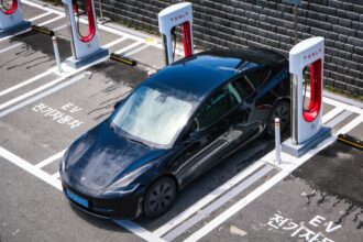 EV charging station China Cracked asphalt road China - EV普及で中国道路維持費が危機?公平な負担改革が急務