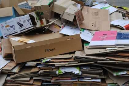 Moving boxes cluttered room Video game collection boxes - 中国ゲーム編集者が語る引越し奮闘記！終わらない荷造りとコレクション欲のジレンマ