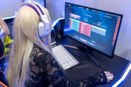 gaming PC game console - ゲーマーの究極の選択：PCか家庭用ゲーム機か？あなたに最適なのは？