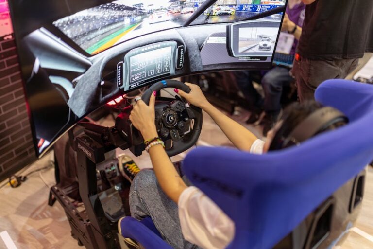 Apple Vision Pro flight simulator VR cockpit - Apple Vision Proで空へ！Cirrus Aircraftの無料アプリがもたらす没入型フライト体験