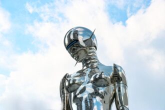 futuristic AI brain rogue AI - AI進化の光と影：OpenAIが信頼性で躍進、Anthropicは「AI暴走」を警鐘