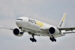 Boeing 777 freighter low-flying cargo plane - ボーイング777貨物機が翼端2mで超低空飛行！パイロット免許剥奪か？