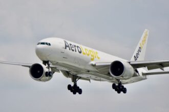 Boeing 777 freighter low-flying cargo plane - ボーイング777貨物機が翼端2mで超低空飛行！パイロット免許剥奪か？