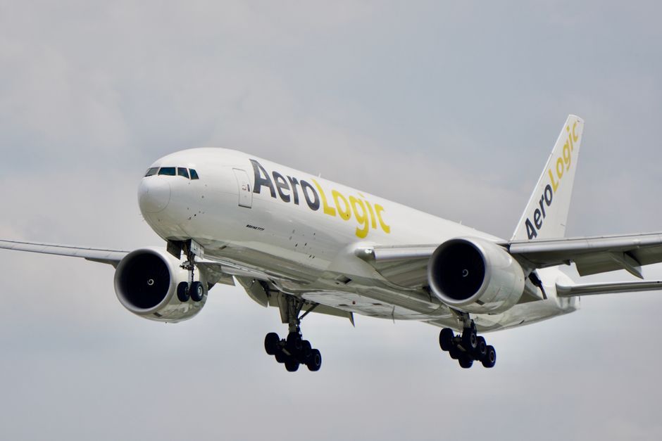 Boeing 777 freighter low-flying cargo plane - ボーイング777貨物機が翼端2mで超低空飛行！パイロット免許剥奪か？