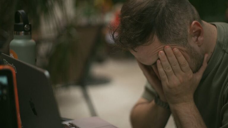stressed game developer manager burnout - 伝説的デザイナーJames Ohlen氏、管理職の苦悩と「私は向いていない」