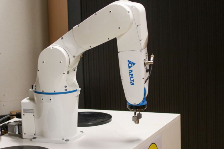 smart factory, AI robot arm - TCL会長が語る！AIが拓く製造業の未来とAPEC連携