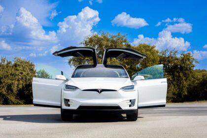EV luxury car door soft-close car door - EV高級車の「吸着ドア」、まさかの落胆？閉まる音から失われた「純粋さ」