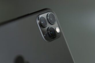 curved glass iPhone advanced microchip - iPhoneの未来が激変？20周年モデルは4曲面ガラス、2028年には1.4nmチップ搭載か