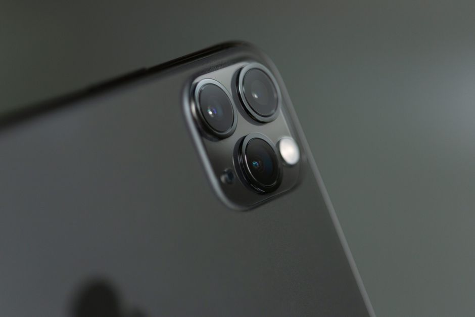 curved glass iPhone advanced microchip - iPhoneの未来が激変?20周年モデルは4曲面ガラス、2028年には1.4nmチップ搭載か