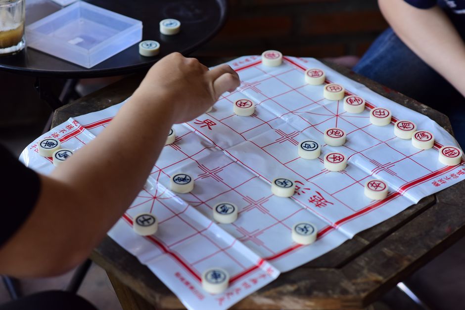 Chinese murder mystery game Emotional tabletop game - 感情揺さぶる体験!中国で流行の「情感本」とは?
