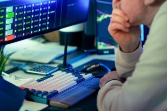 AI financial dashboard Chinese fintech office - 中国証券AI競争激化！幻覚問題と技術格差、未来戦略