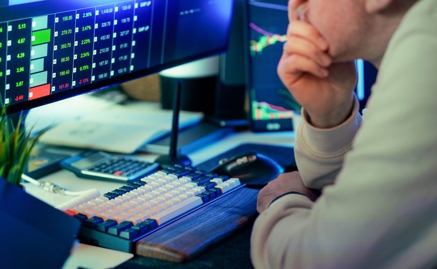 AI financial dashboard Chinese fintech office - 中国証券AI競争激化！幻覚問題と技術格差、未来戦略