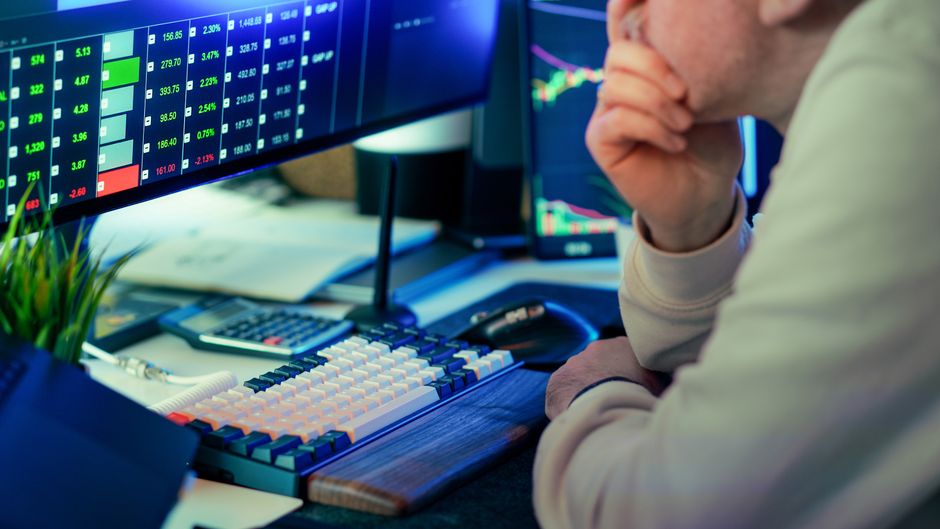 AI financial dashboard Chinese fintech office - 中国証券AI競争激化！幻覚問題と技術格差、未来戦略