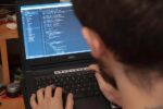 game developer coding asian student coding - 中国の「完璧な子供」が退学しゲームの世界へ:AI時代に選ぶ新たな道