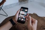 Mobile video streaming Smartphone user watching video - 中国ショートドラマ「紅果短劇」に配信規制の噂が浮上！関係者は否定