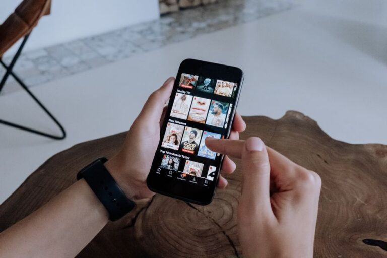Mobile video streaming Smartphone user watching video - 中国ショートドラマ「紅果短劇」に配信規制の噂が浮上!関係者は否定
