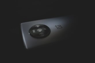 smartphone camera lens futuristic smartphone camera - iPhone 18 Pro、画質革命と価格据え置き!可変絞り搭載で市場を揺るがす