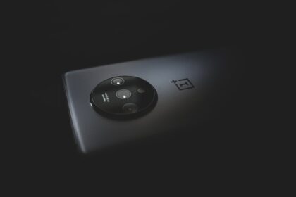 smartphone camera lens futuristic smartphone camera - iPhone 18 Pro、画質革命と価格据え置き！可変絞り搭載で市場を揺るがす