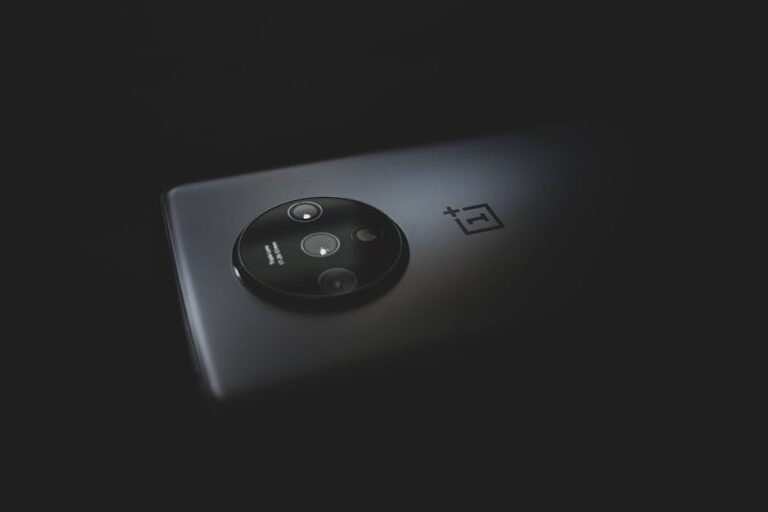 smartphone camera lens futuristic smartphone camera - iPhone 18 Pro、画質革命と価格据え置き！可変絞り搭載で市場を揺るがす