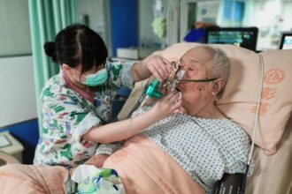 oxygen mask, altitude sickness - 中国人気司会者、唇が紫色に!高山病の危険とファンの心配