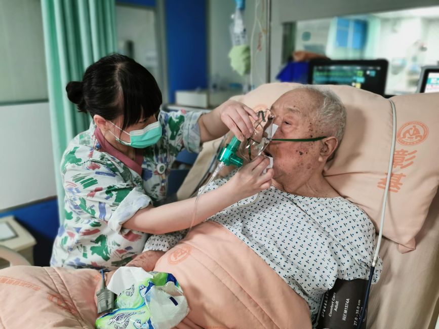 oxygen mask, altitude sickness - 中国人気司会者、唇が紫色に！高山病の危険とファンの心配