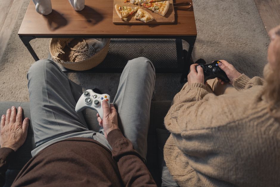elderly playing video games senior holding game controller - ゲーム業界の次なる市場は高齢者？ シニアゲーマーが変革の鍵