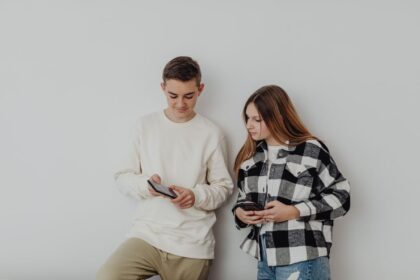 luxury smartphone, young adult smartphone - iPhoneは「高級避妊ツール」？衝撃研究が示す若者の出生率低下との関連