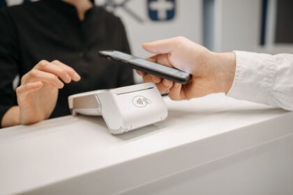 electronics store customer service smartphone shopping - 中国スマホ購入の悩みを解決！老舗家電チェーンの安心戦略