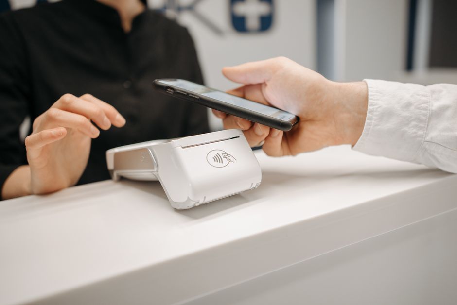 electronics store customer service smartphone shopping - 中国スマホ購入の悩みを解決！老舗家電チェーンの安心戦略