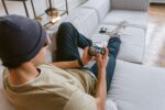 woman playing mobile game female-oriented game screen - 恋愛だけじゃない！女性向けゲームが拓く新たな物語