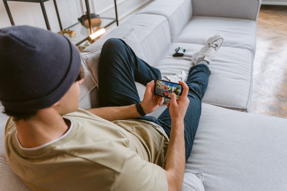 woman playing mobile game female-oriented game screen - 恋愛だけじゃない！女性向けゲームが拓く新たな物語