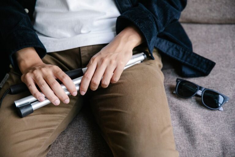 visually impaired person using smartphone accessible mobile app development - HarmonyOSが拓く「見えない」から「聞こえる」世界:視覚障害者開発者が生んだ革新アプリ