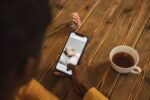 AI and flowers AI companion app screen - AIがあなたの恋人に？中国AI伴侶アプリ「EVE」が現実世界に花を届けた衝撃