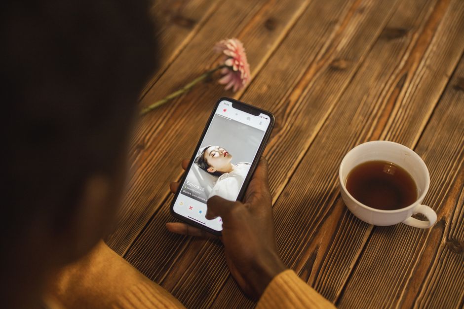 AI and flowers AI companion app screen - AIがあなたの恋人に？中国AI伴侶アプリ「EVE」が現実世界に花を届けた衝撃