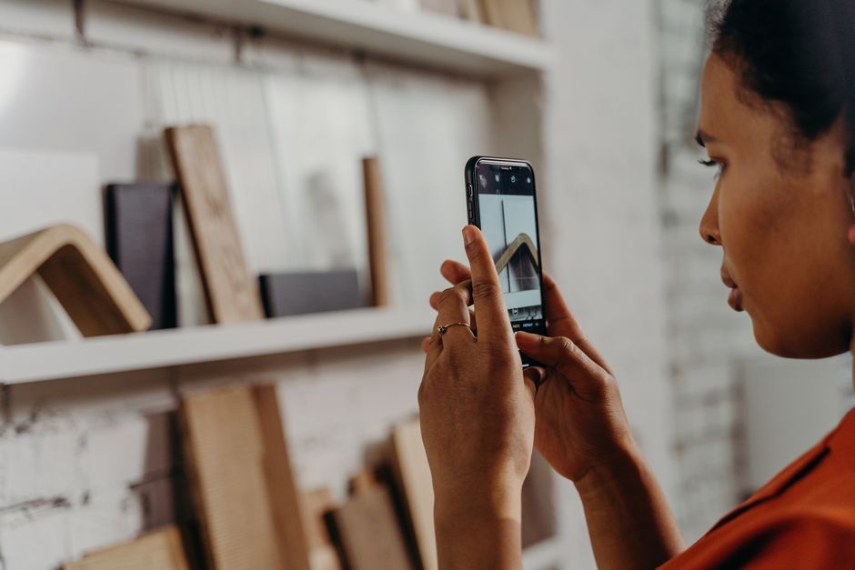 AI portrait photography Woman using smartphone camera - Huawei Pura 90が女性に刺さる!AIポートレート神機能とは?