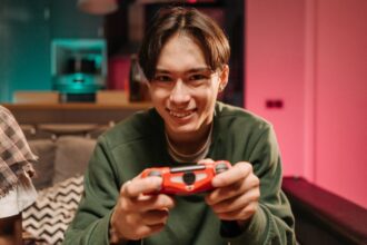 Young man playing video games in dark room, Military style youth camp - ゲーム依存息子を矯正施設へ…中国で起きた親子の悲劇