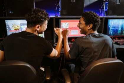 Gaming convention, Excited gamers - 『FF7リメイク』シリーズ、完結編発表でプレイヤーが熱狂的に再集結！