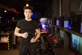 Chinese internet cafe Gaming cafe night - 中国・深夜の居場所はどこへ？ネットカフェが語る若者の10年