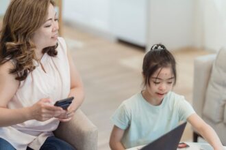 Laptop vs smartphone education Parental guidance technology China - 中国「大学新入生にPCは不要？」教育論争から見えたITと子育てのリアル