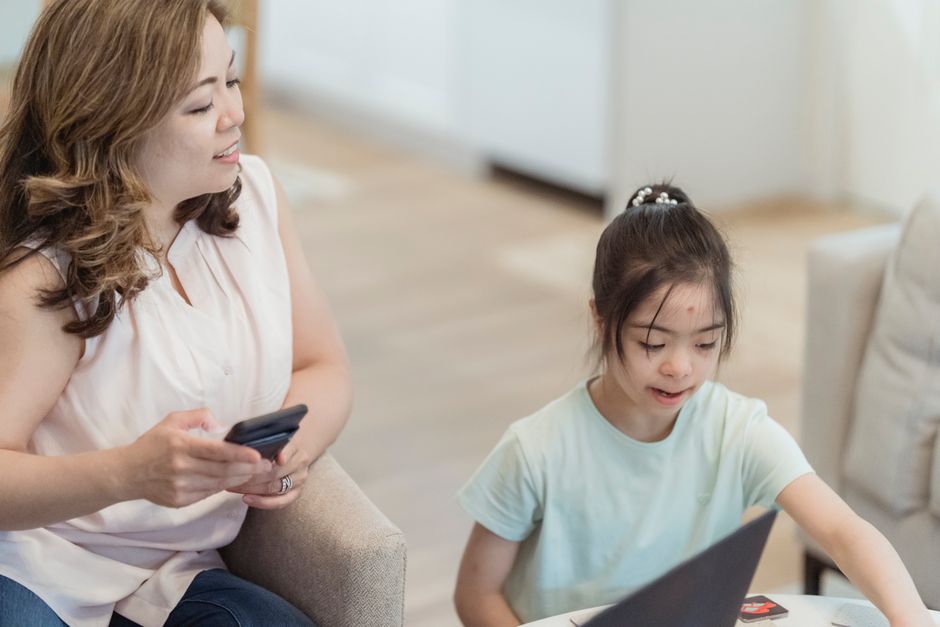Laptop vs smartphone education Parental guidance technology China - 中国「大学新入生にPCは不要?」教育論争から見えたITと子育てのリアル