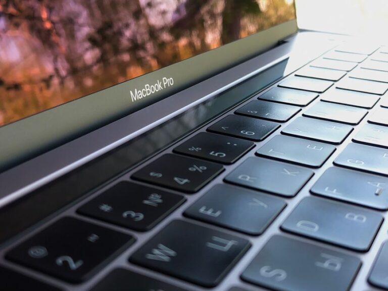 MacBook price hike - Apple製品が大幅値上げ！MacBook、iPadが対象、iPhoneは一時免れるも…