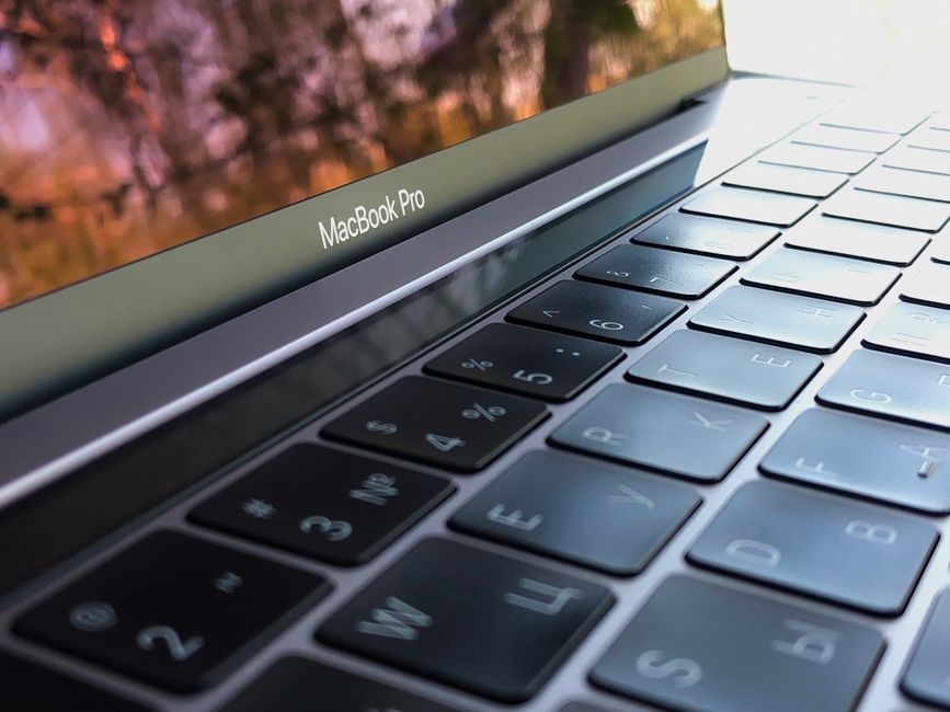 MacBook price hike - Apple製品が大幅値上げ！MacBook、iPadが対象、iPhoneは一時免れるも…