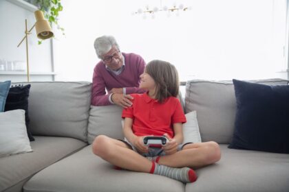 intergenerational gaming young adult child gaming - 世代を超えたゲーム交流！大学生と小学生が語る未来