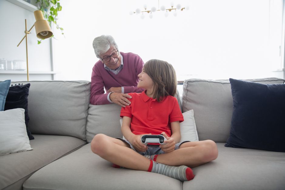 intergenerational gaming young adult child gaming - 世代を超えたゲーム交流！大学生と小学生が語る未来