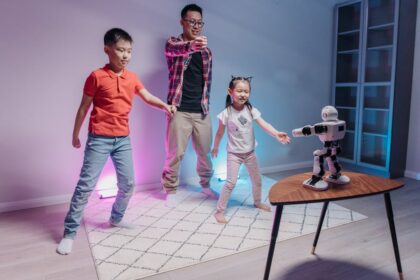 humanoid robot dance synchronized robots - 中国製ヒューマノイド8体、米人気番組で「Yes」！Unitreeロボットが魅せた驚異の同期ダンス