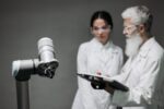 robot replacing human AI data analysis - AIは経済の「破壊者」か「変革の触媒」か？未来を生き抜く知恵