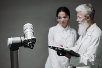 robot replacing human AI data analysis - AIは経済の「破壊者」か「変革の触媒」か？未来を生き抜く知恵