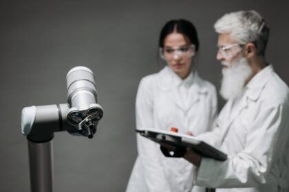 robot replacing human AI data analysis - AIは経済の「破壊者」か「変革の触媒」か？未来を生き抜く知恵