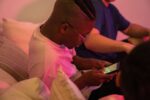 mobile game interface people playing mobile games - 中国発『盛世天下』世界席巻の秘訣：社交ゲーム新時代を紐解く